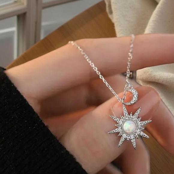The Sun Star Pendant Necklace - Picture 3 of 4